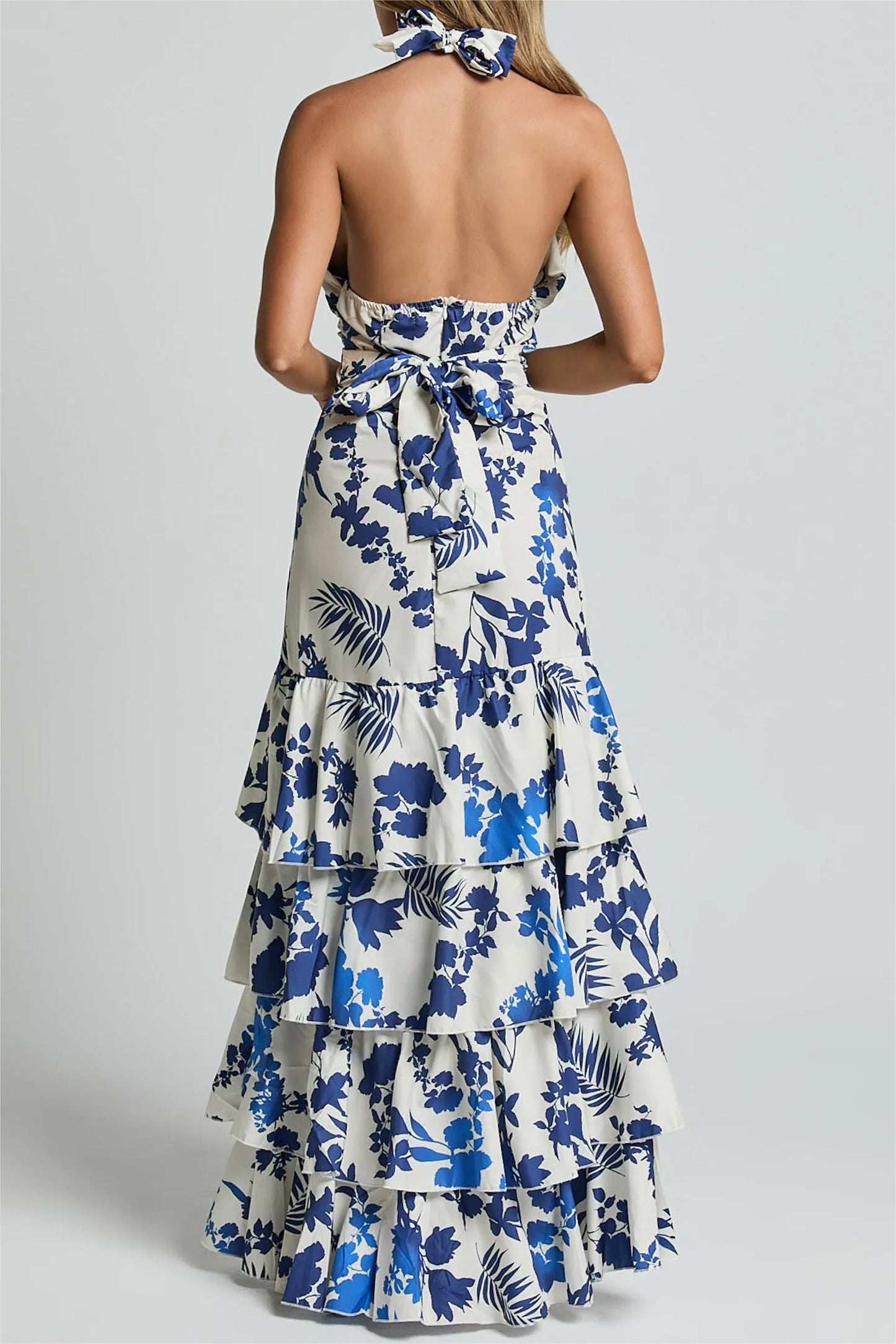 Vestido midi sin mangas con cuello halter, cordones y bajo con volantes 