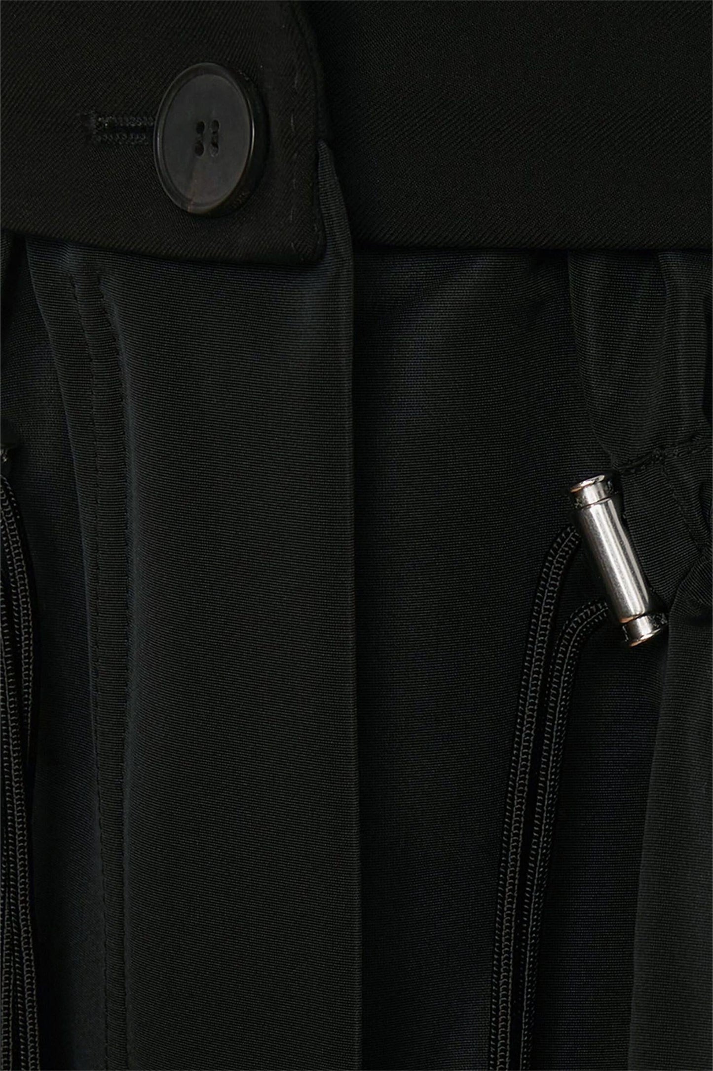 Blazer negro con dobladillo con volante y cordón 