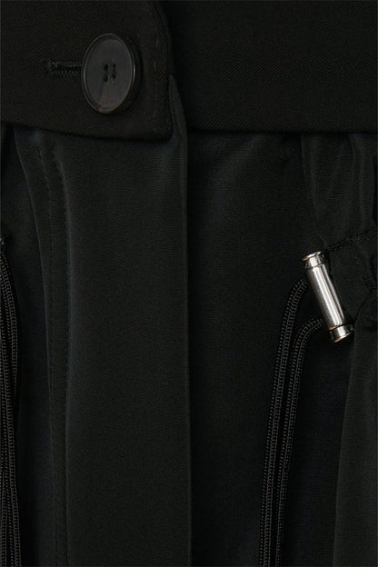 Blazer negro con dobladillo con volante y cordón 