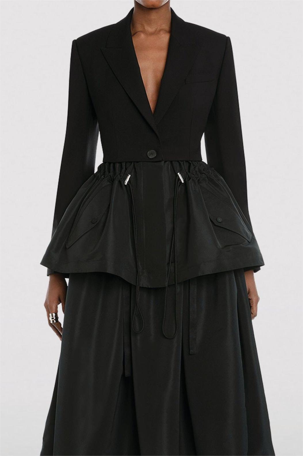 Blazer negro con dobladillo con volante y cordón 