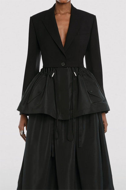 Blazer negro con dobladillo con volante y cordón 