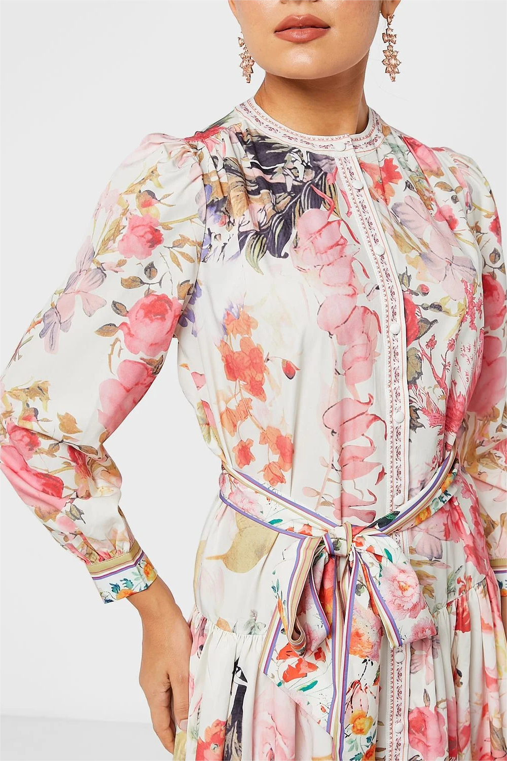 Vestido midi floral de manga larga, cuello redondo, botones y cordones 