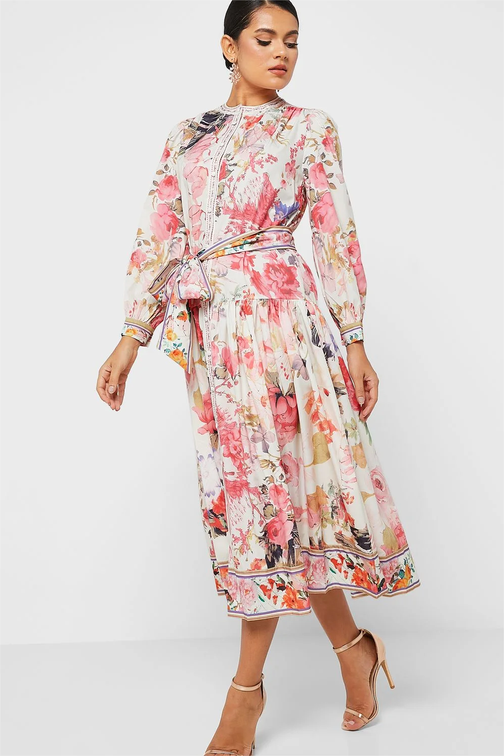 Vestido midi floral de manga larga, cuello redondo, botones y cordones 