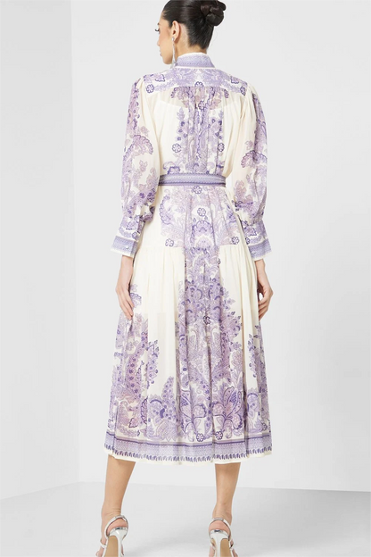 Vestido midi con cuello alto, botones, cordones y manga larga estampado 