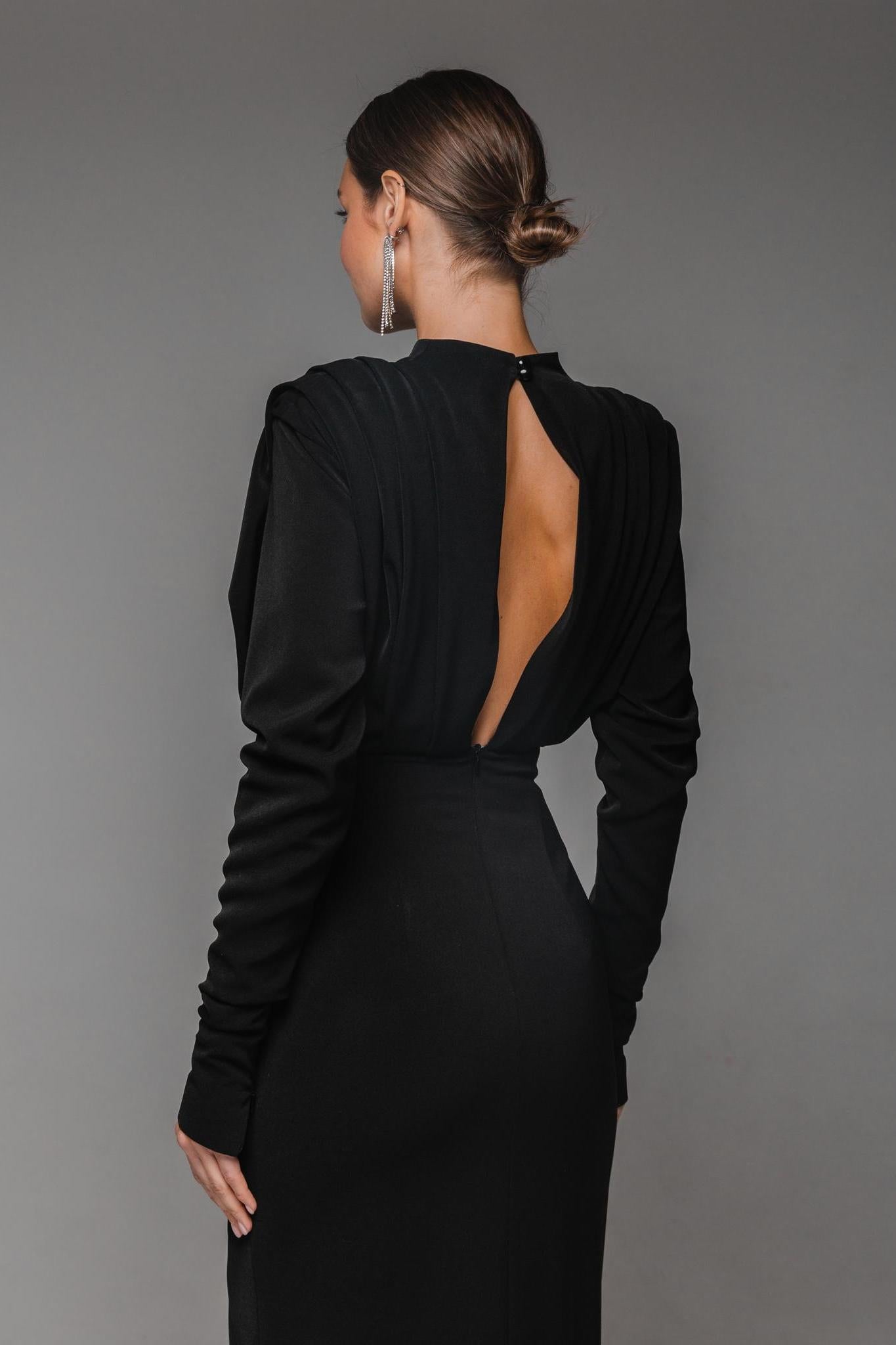 Vestido largo plisado con abertura en la cintura y manga larga con cuello alto 
