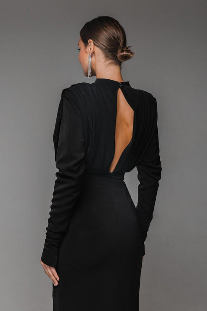 Vestido largo plisado con abertura en la cintura y manga larga con cuello alto 