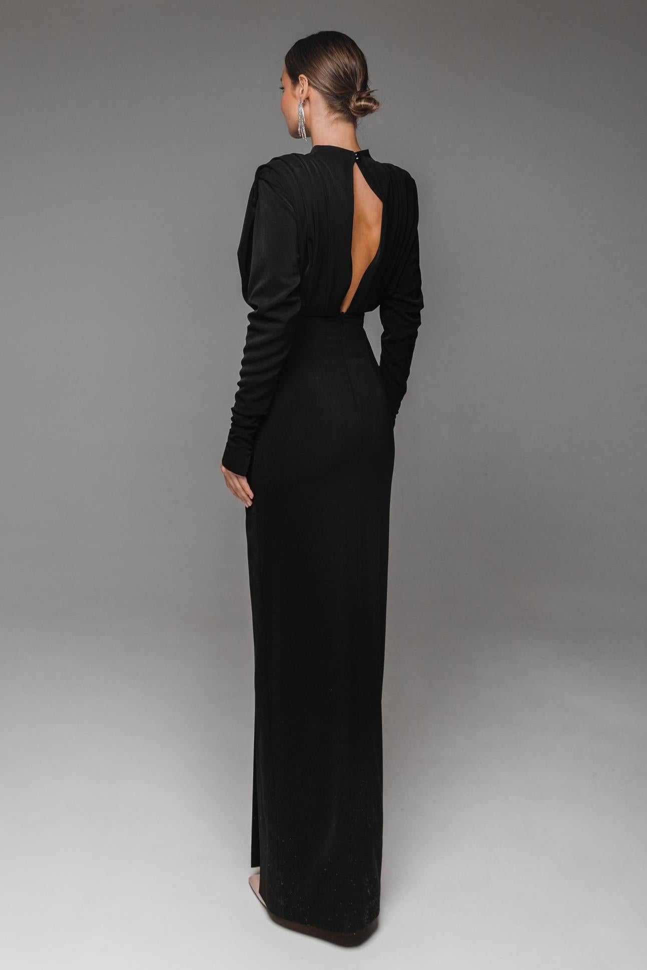 Vestido largo plisado con abertura en la cintura y manga larga con cuello alto 