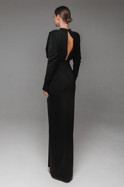 Vestido largo plisado con abertura en la cintura y manga larga con cuello alto 