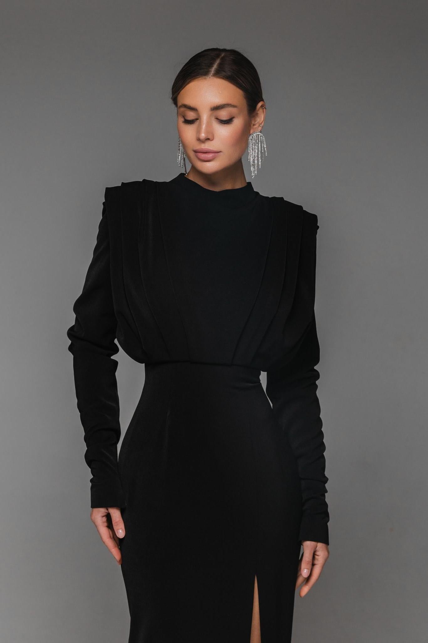 Vestido largo plisado con abertura en la cintura y manga larga con cuello alto 