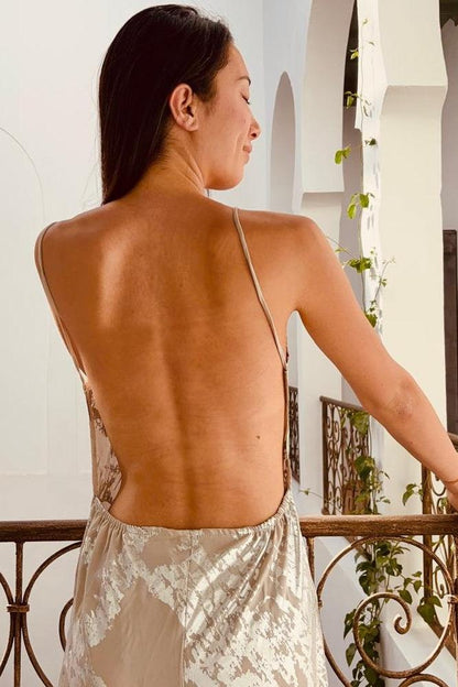 Vestido largo camisola con escote en V y espalda descubierta 