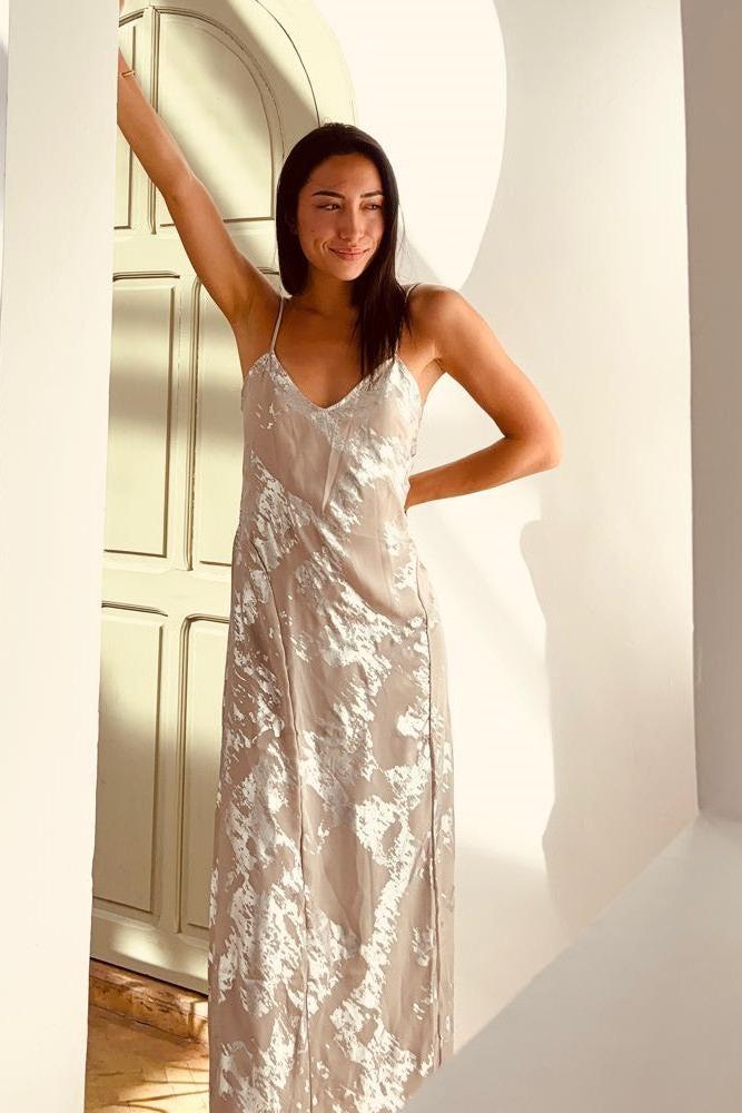 Vestido largo camisola con escote en V y espalda descubierta 