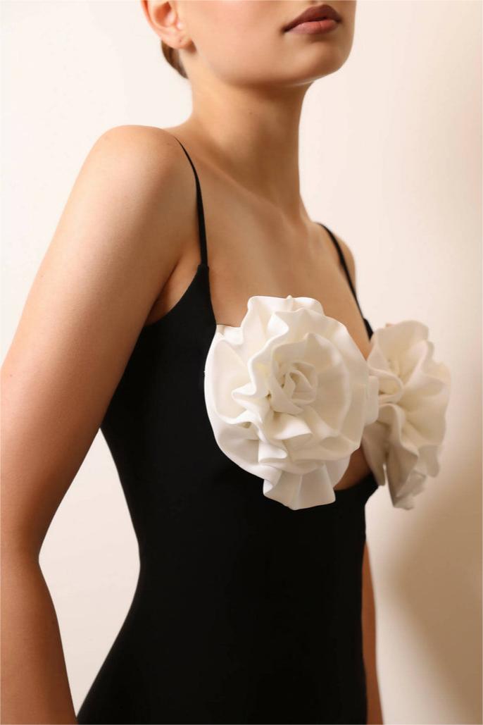 Vestido largo camisola sin espalda con flores 3D 