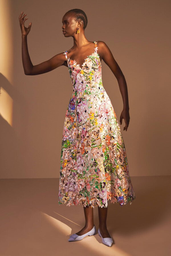 Vestido midi de encaje con bordado floral 