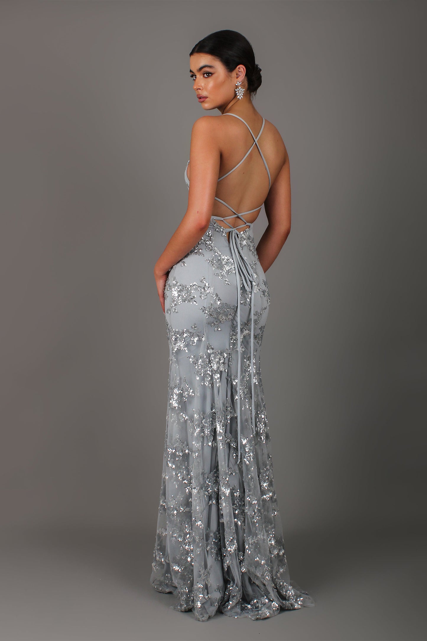 Vestido largo gris con escote en V y espalda descubierta y lentejuelas 