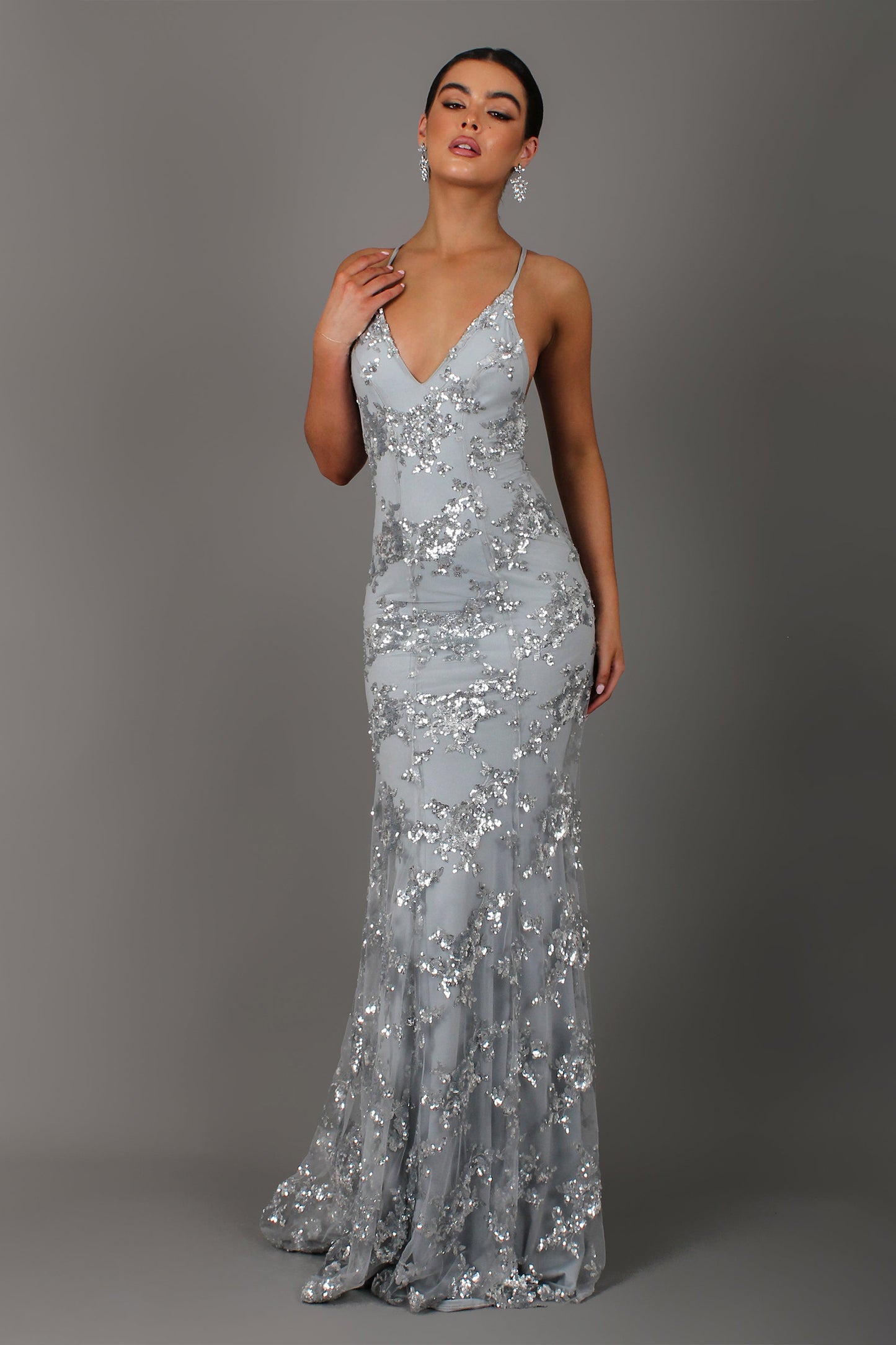 Vestido largo gris con escote en V y espalda descubierta y lentejuelas 