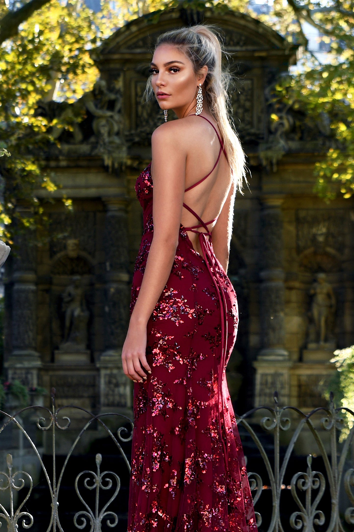 Vestido largo rojo con escote en V y espalda descubierta con lentejuelas 