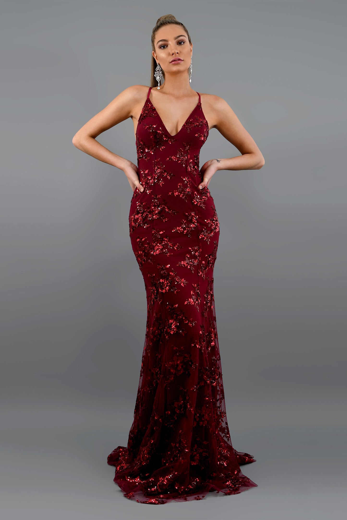 Vestido largo rojo con escote en V y espalda descubierta con lentejuelas 