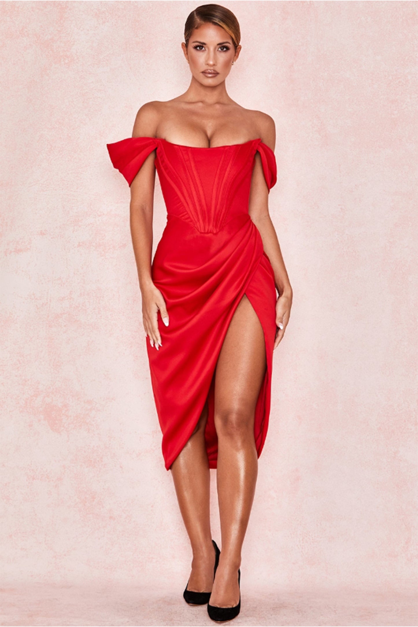 Vestido midi con hombros descubiertos y corsé de satén 
