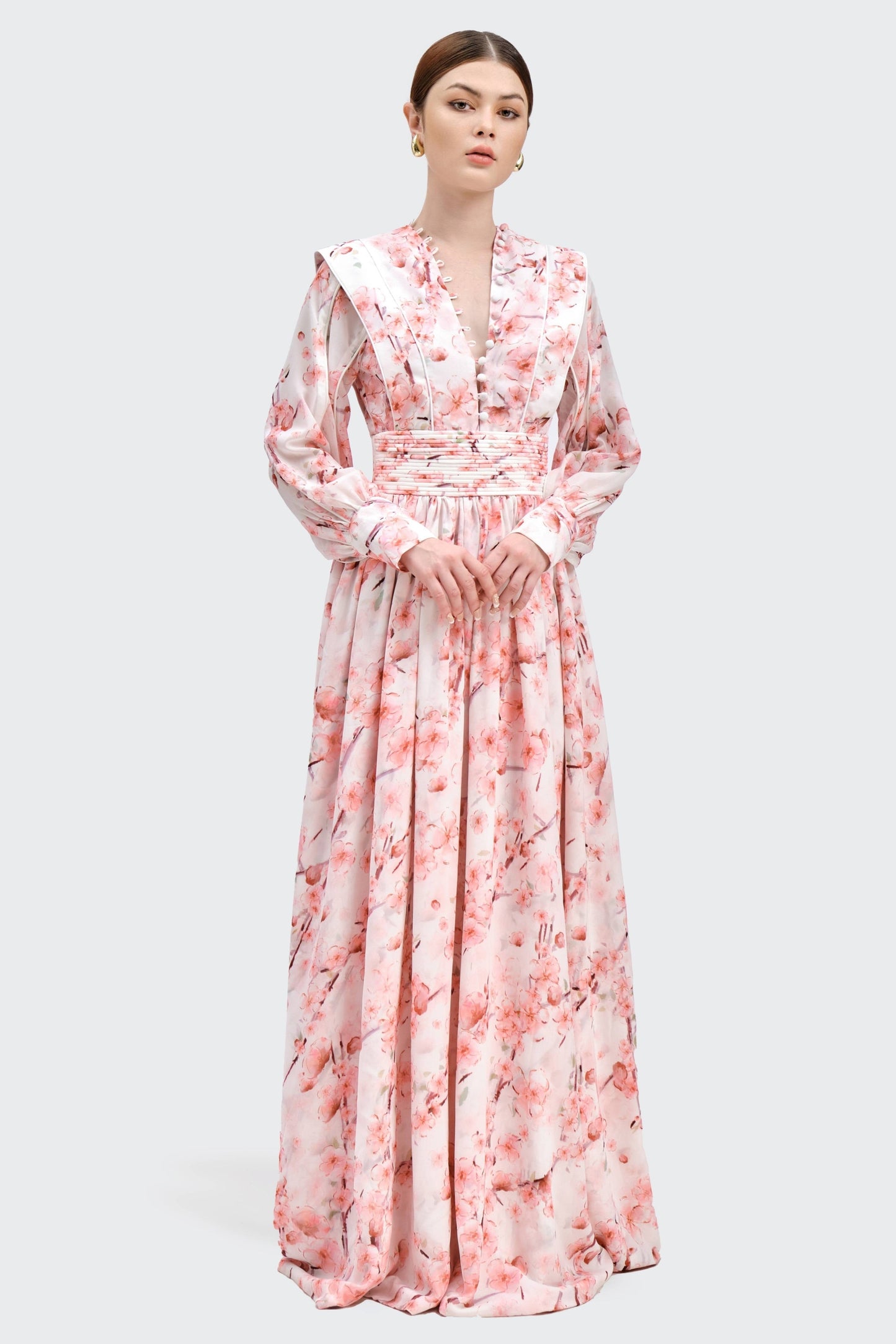 Vestido midi de manga larga con estampado floral y botonadura sencilla 