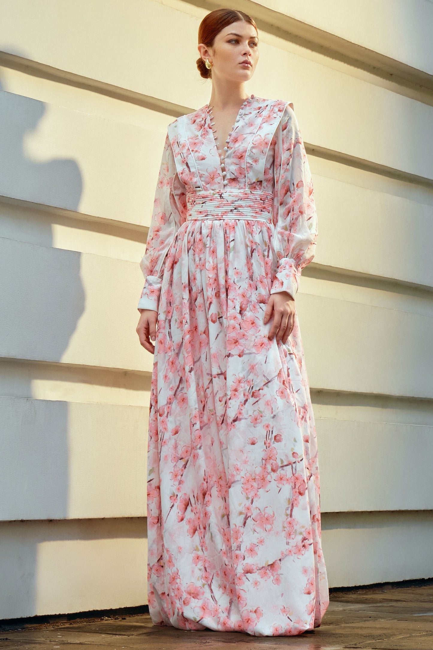 Vestido midi de manga larga con estampado floral y botonadura sencilla 