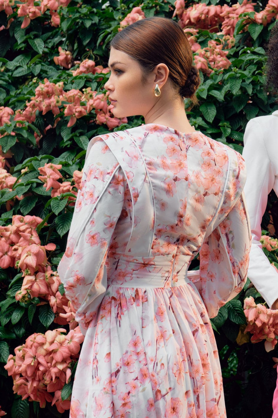 Vestido midi de manga larga con estampado floral y botonadura sencilla 