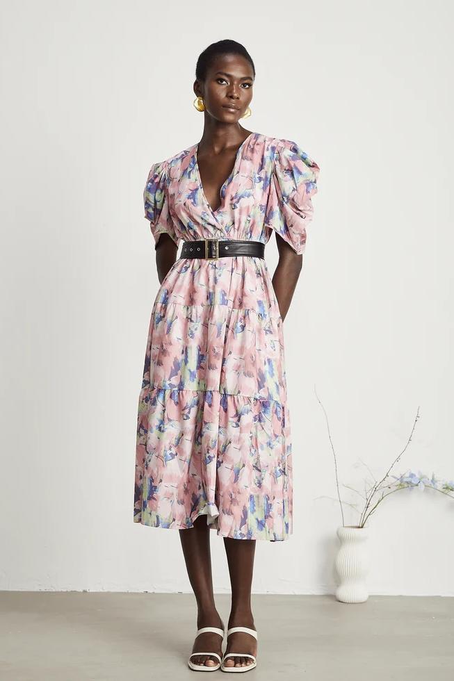 Vestido midi con escote en V y estampado abstracto con cinturón 