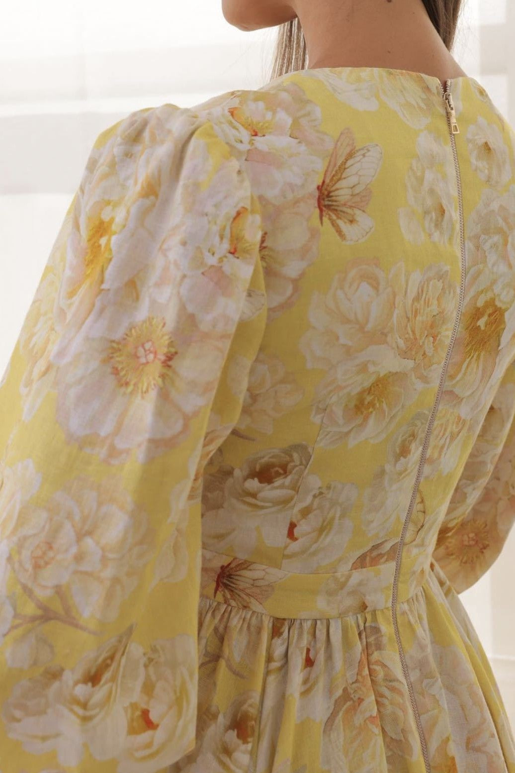 Vestido midi de manga larga con escote en V y estampado floral 
