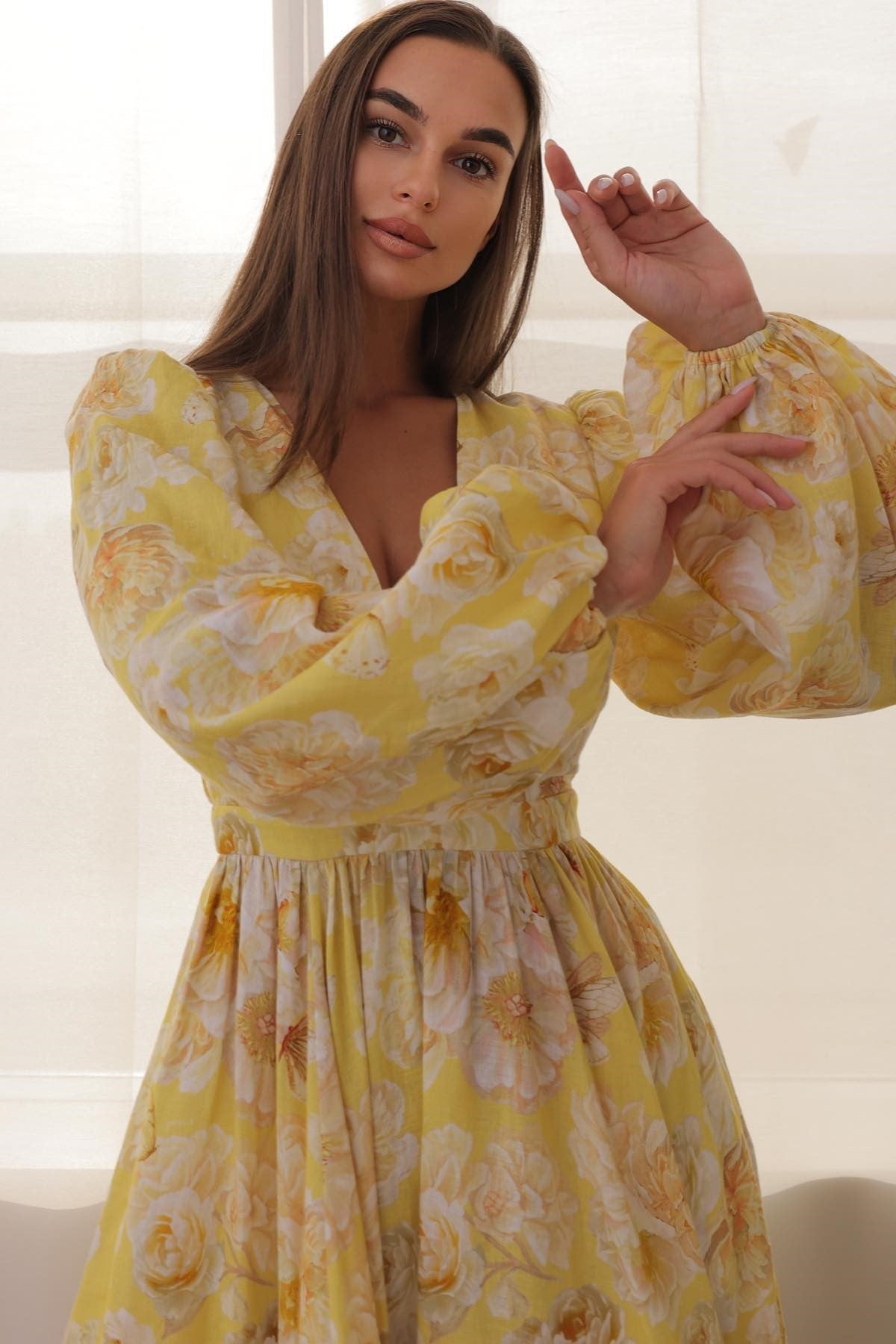 Vestido midi de manga larga con escote en V y estampado floral 
