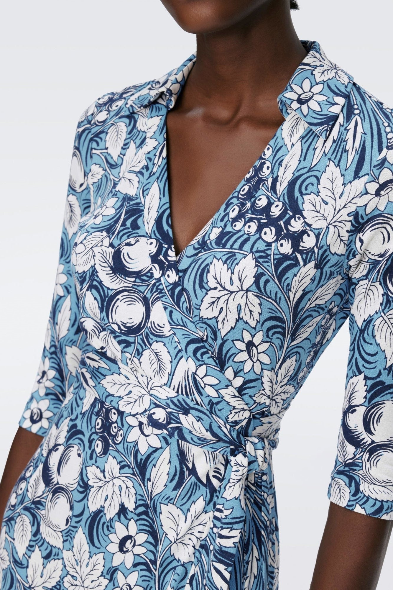 Vestido midi cruzado con encaje y mangas a media pierna con estampado floral 