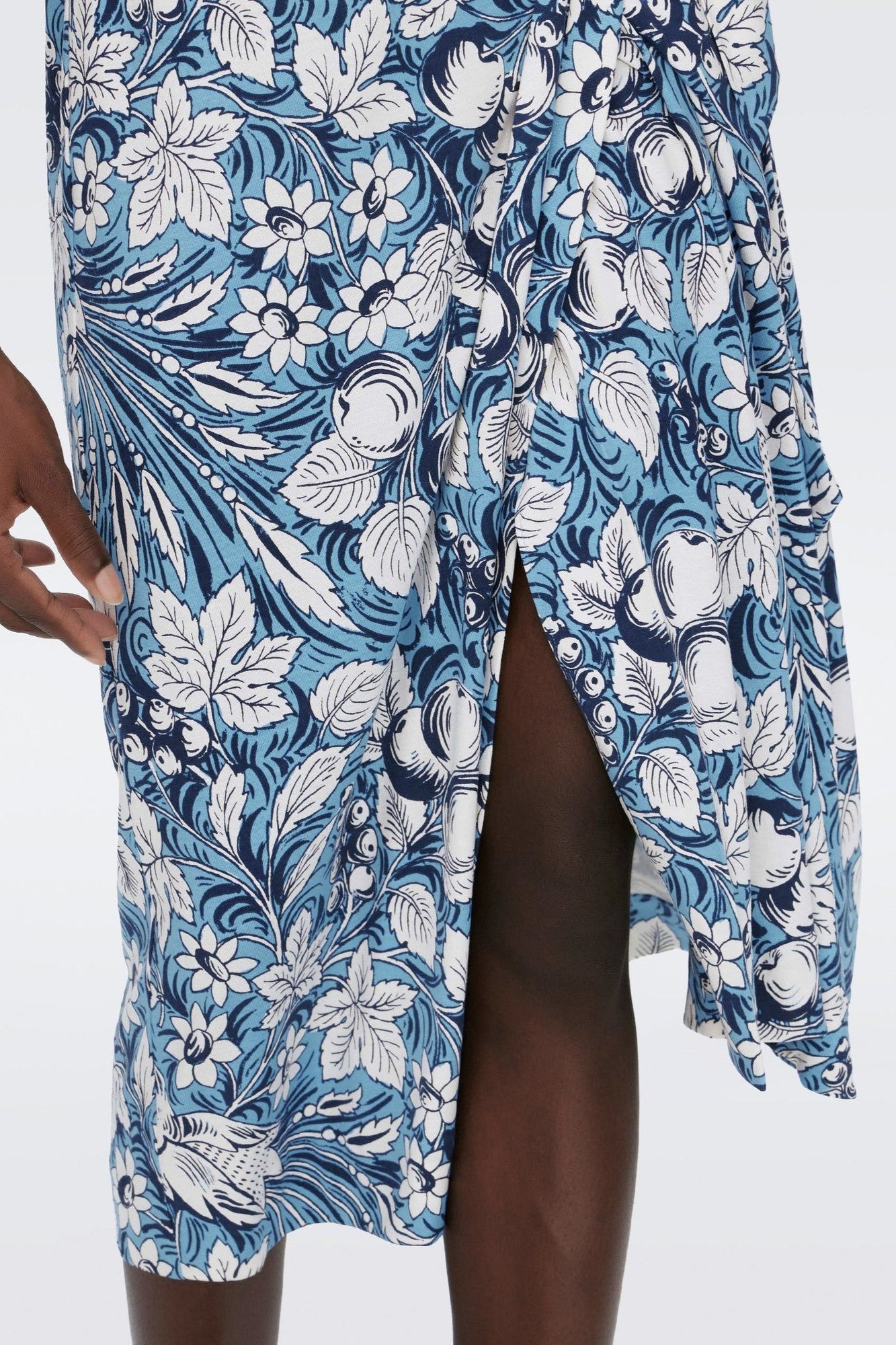 Vestido midi cruzado con encaje y mangas a media pierna con estampado floral 