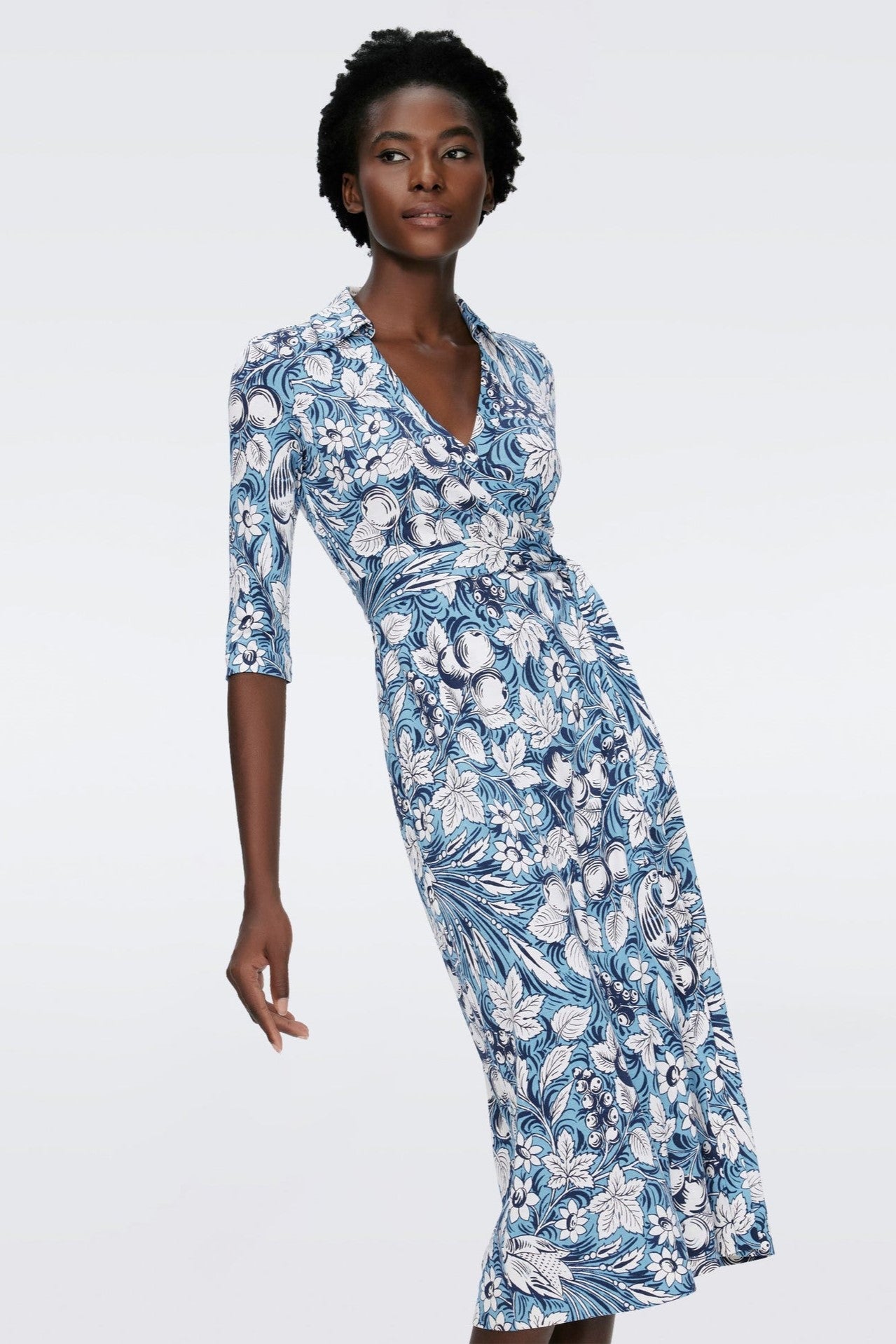Vestido midi cruzado con encaje y mangas a media pierna con estampado floral 