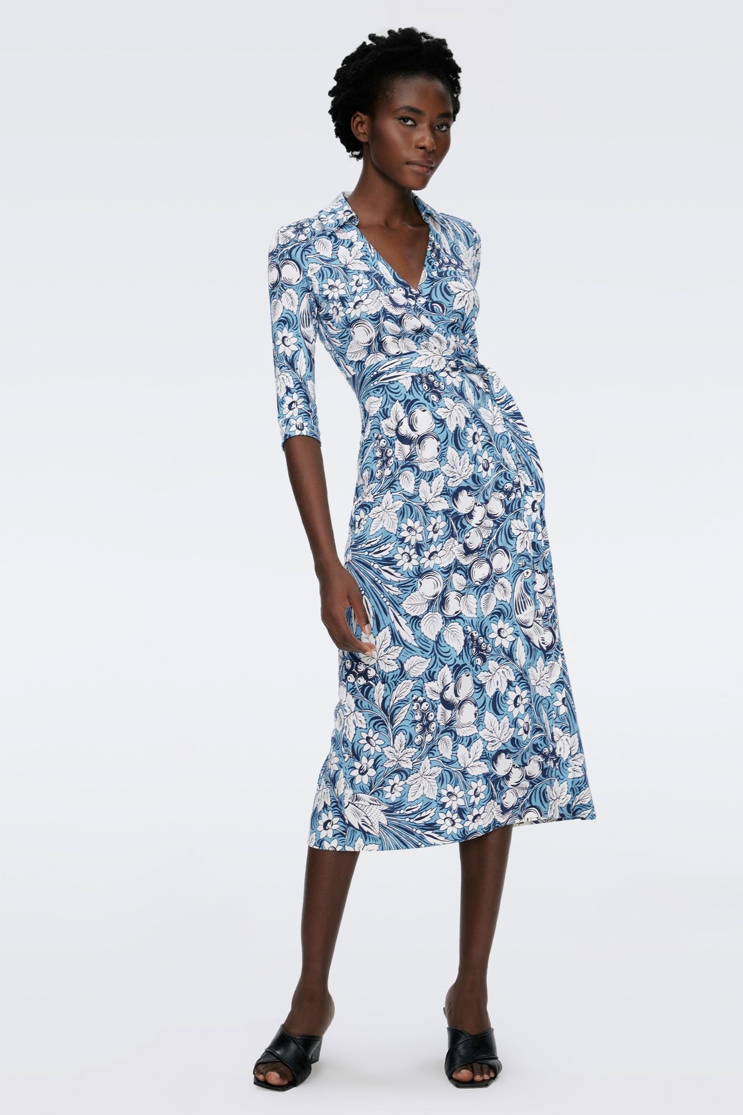Vestido midi cruzado con encaje y mangas a media pierna con estampado floral 