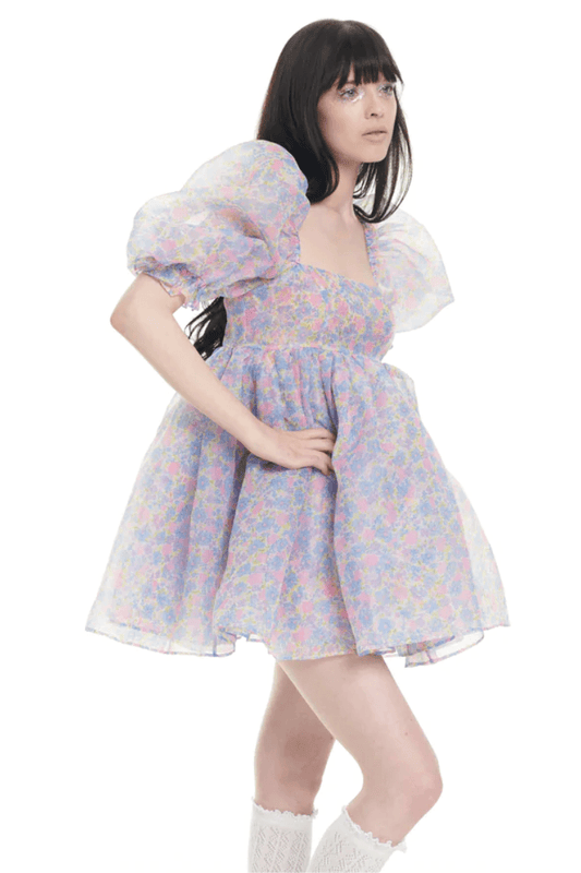 Vestido mini con cuello cuadrado y mangas abullonadas con flores 