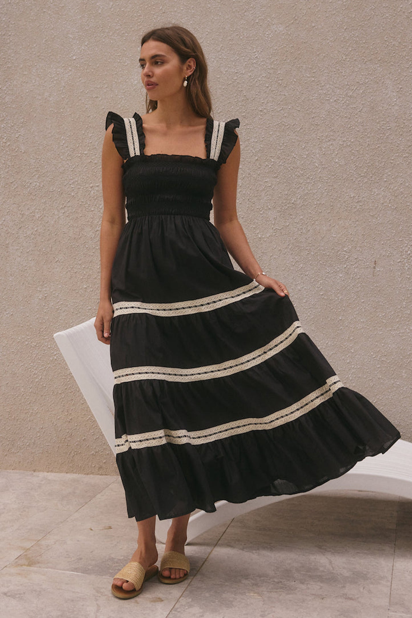Vestido midi sin mangas con volantes y encaje fruncido 