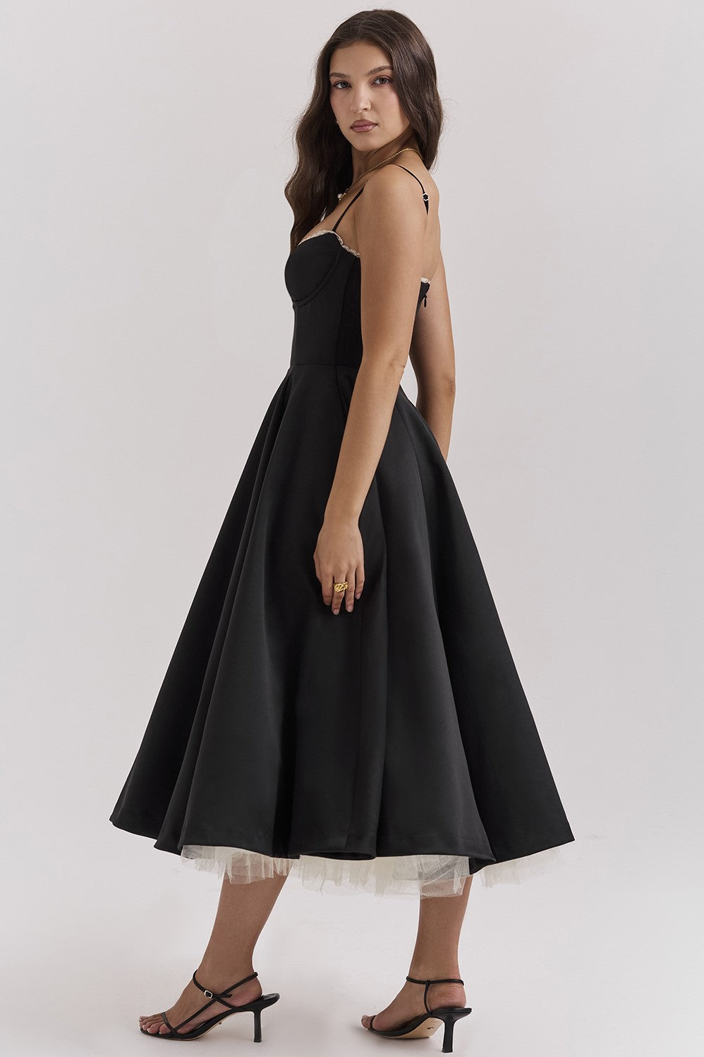 Vestido midi de encaje con escote corazón y malla 