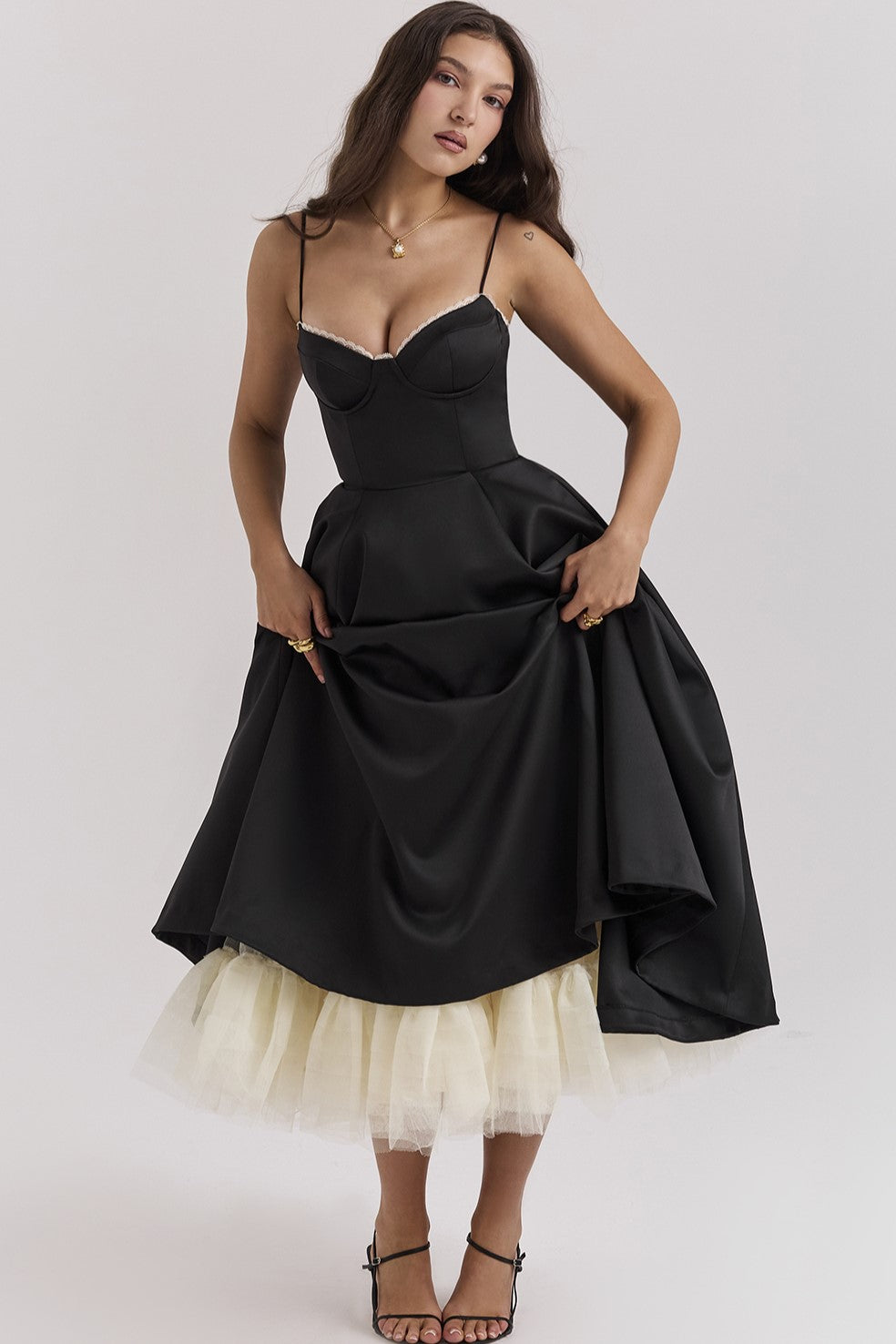 Vestido midi de encaje con escote corazón y malla 