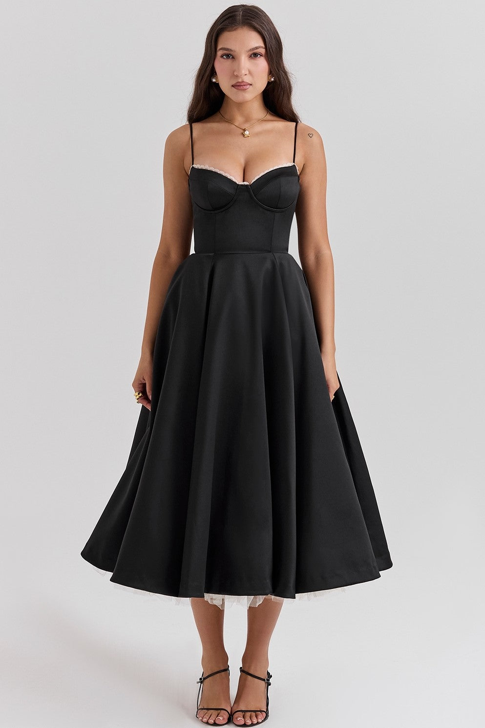 Vestido midi de encaje con escote corazón y malla 