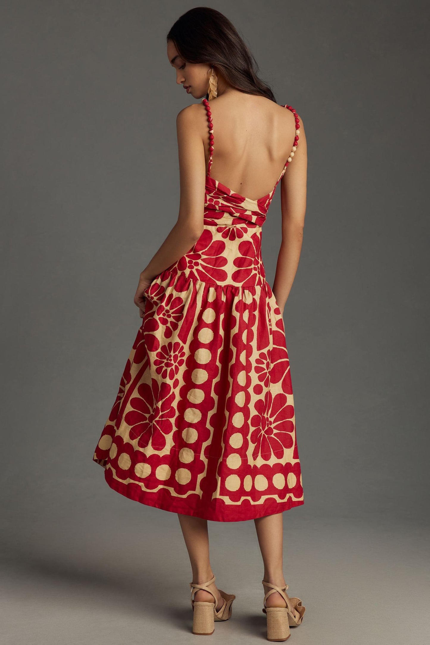 Vestido midi sin mangas con volantes y estampado abstracto de lunares 
