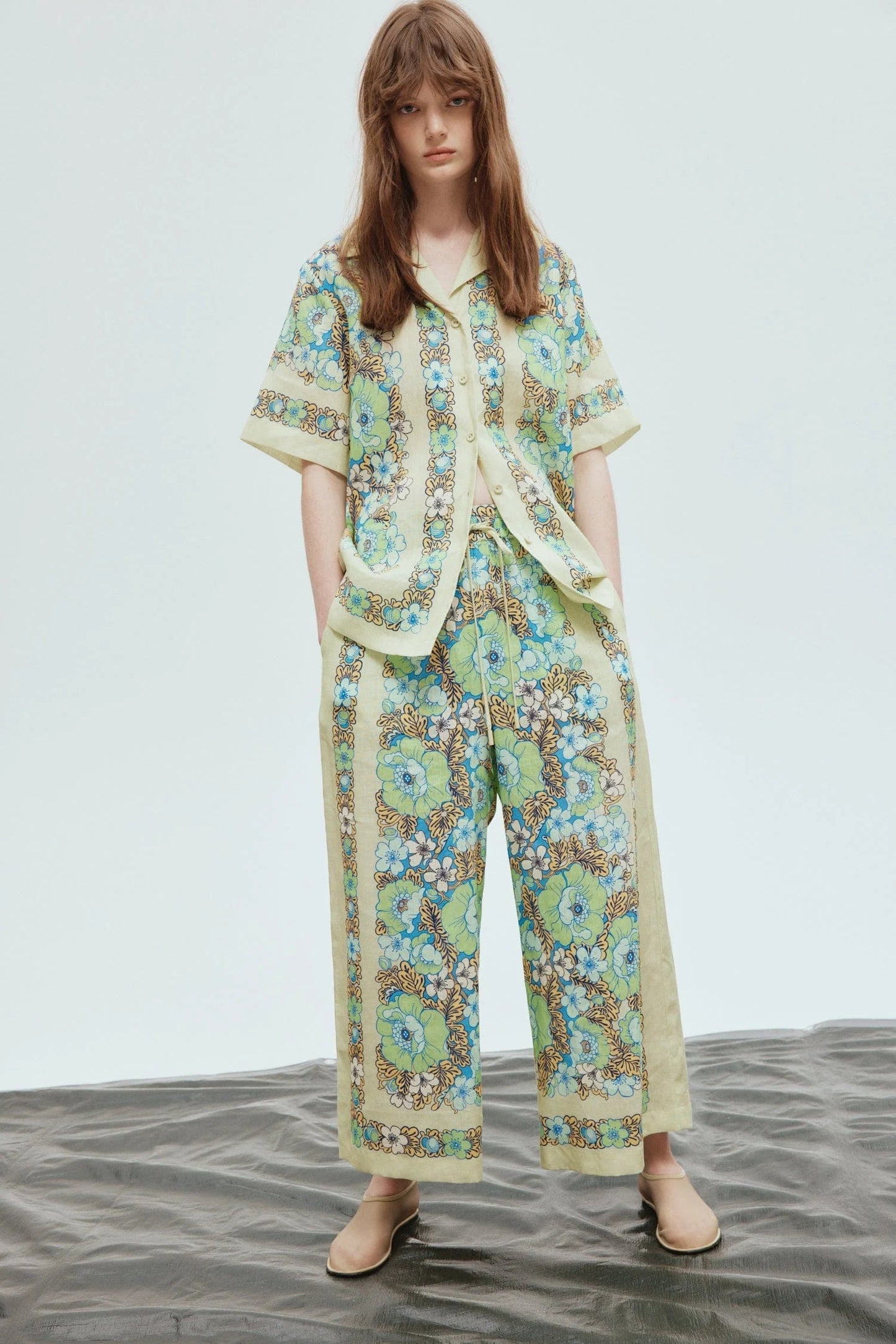 Conjunto de top de manga corta con cuello camisero floral y pantalones anchos de cintura alta 