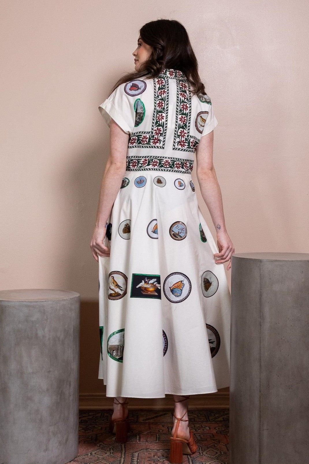Vestido midi con botones y cuello camisero con estampado botánico 