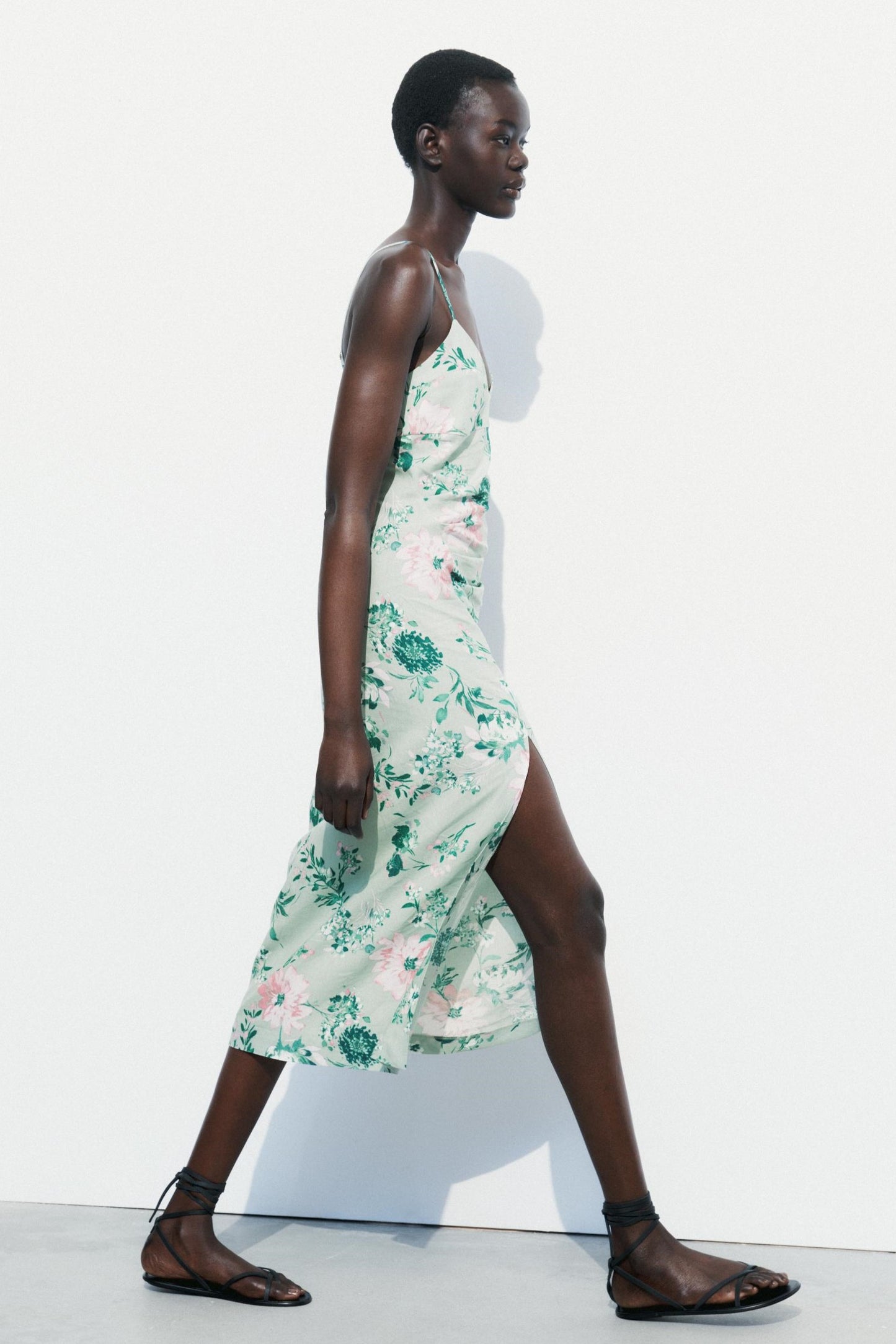 Vestido midi sin mangas con abertura floral 