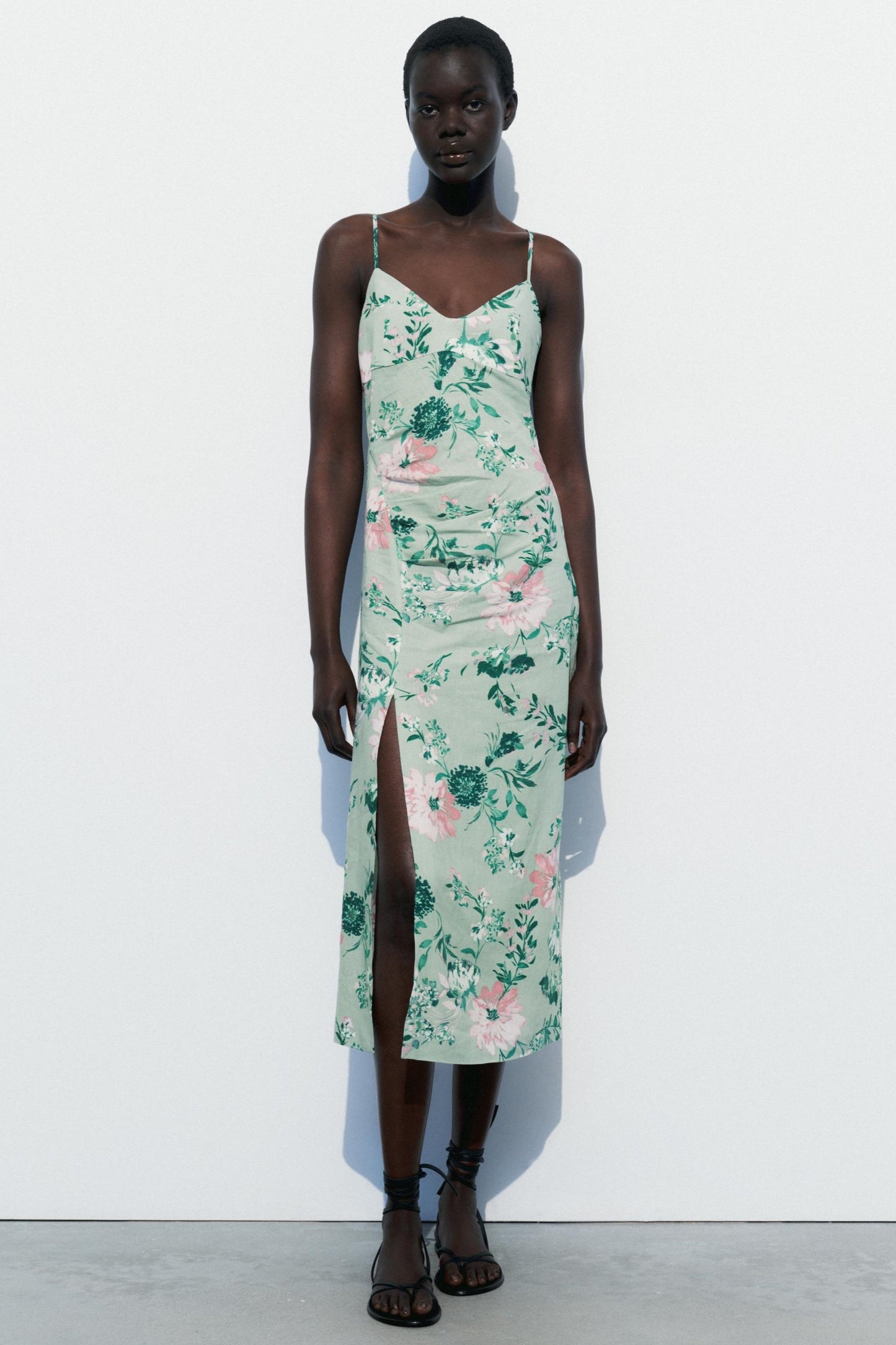 Vestido midi sin mangas con abertura floral 