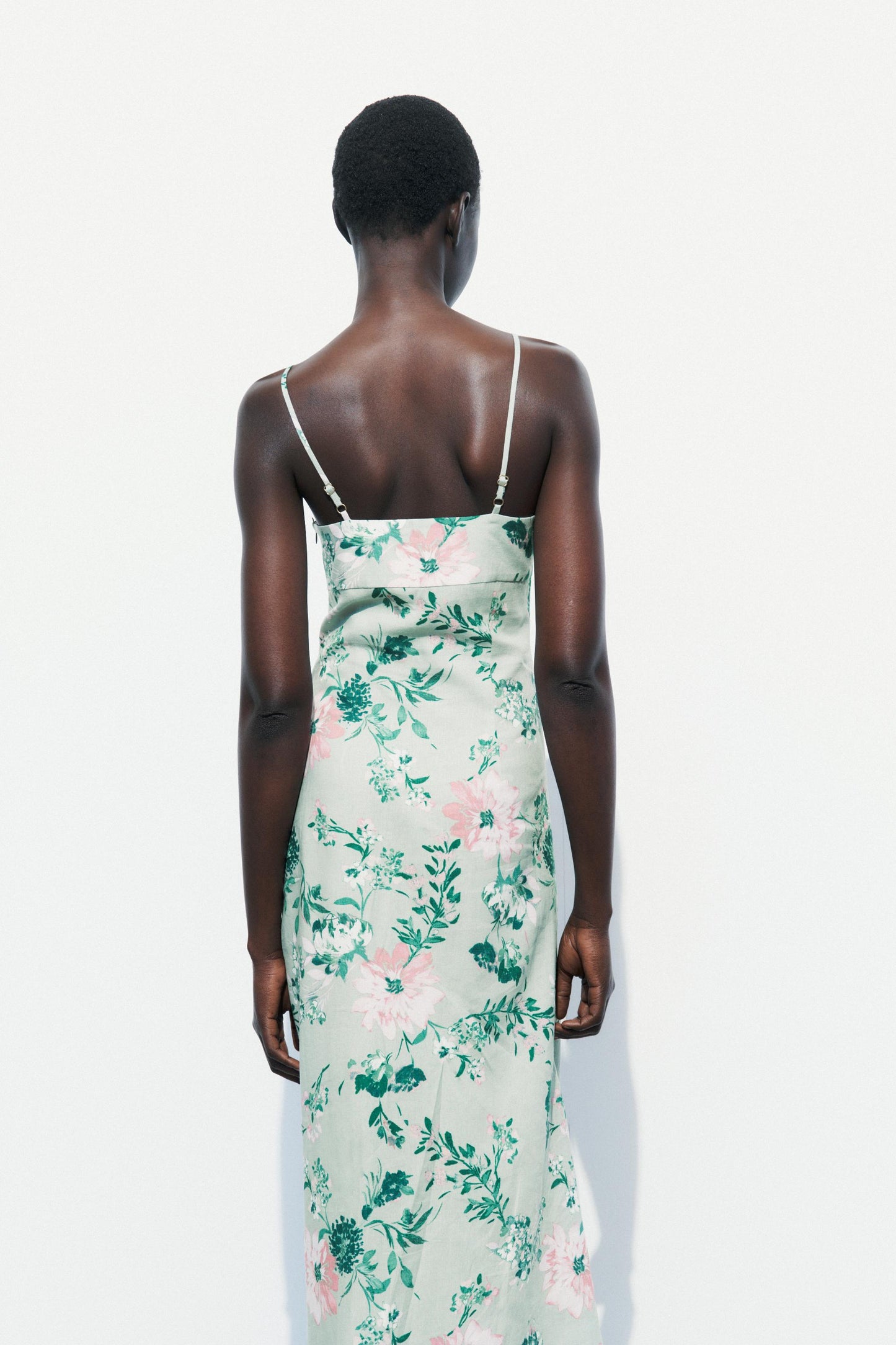 Vestido midi sin mangas con abertura floral 