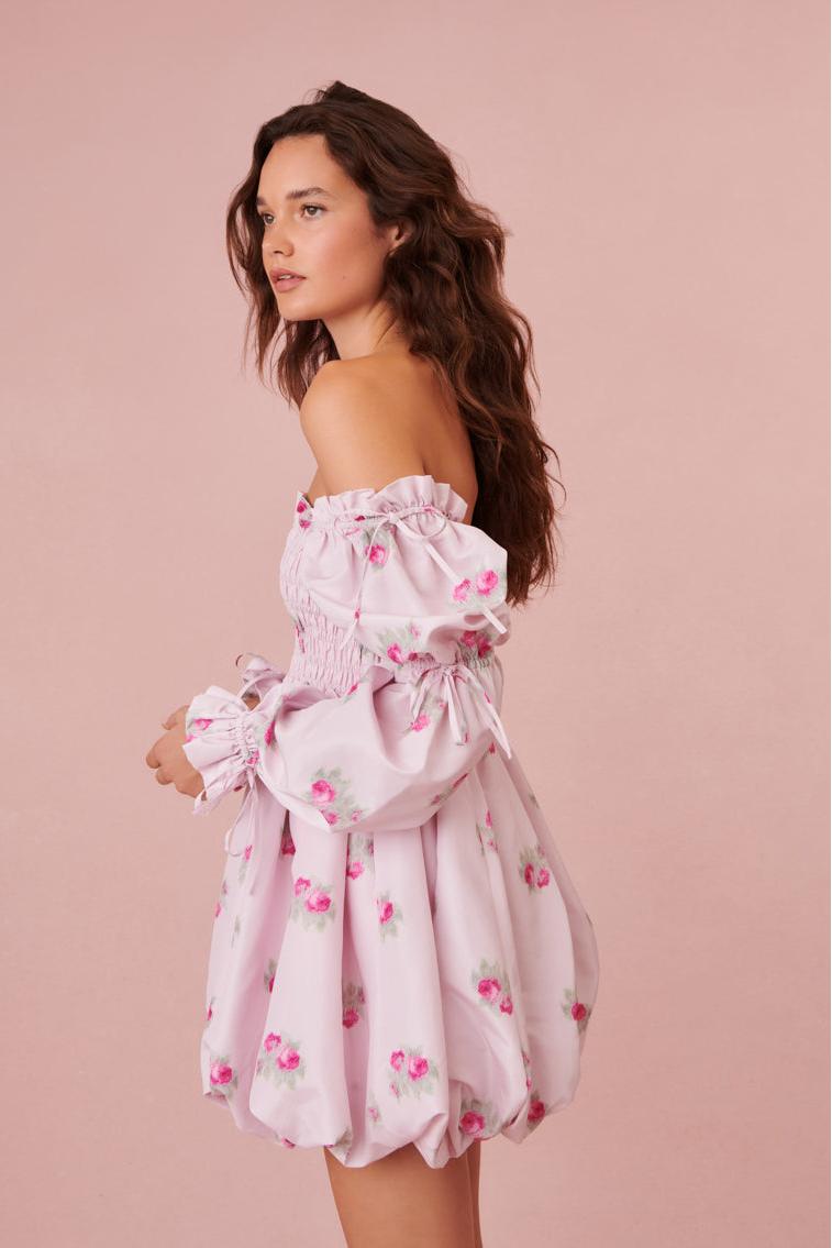Minivestido con encaje y fruncido floral 