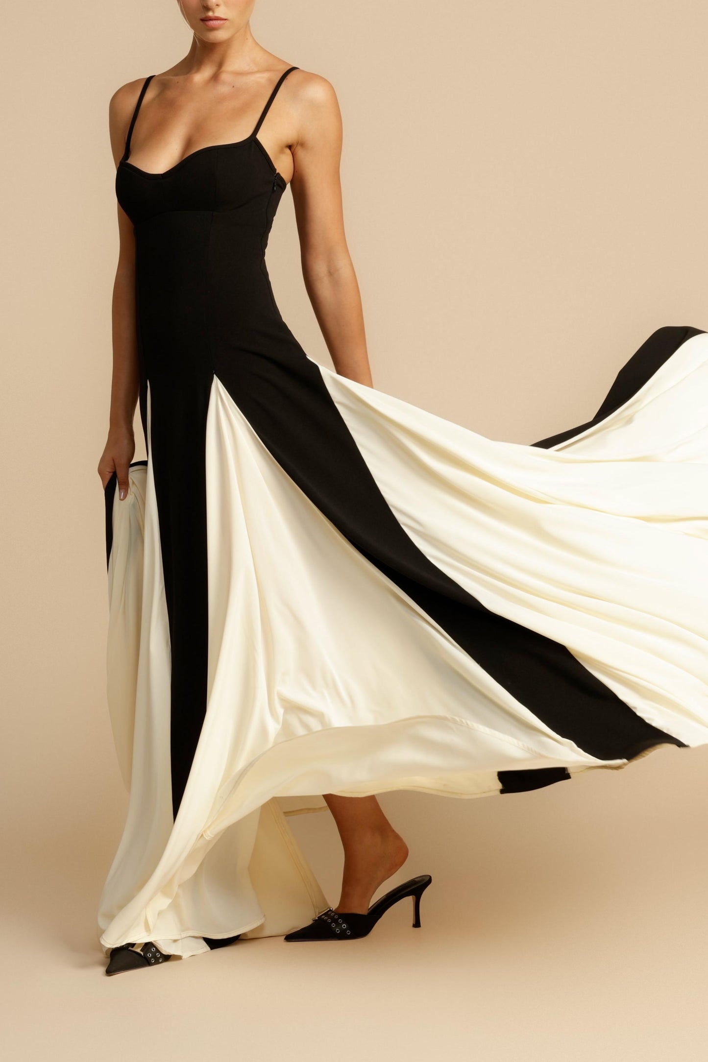Vestido midi sin mangas con escote corazón y colores en contraste 
