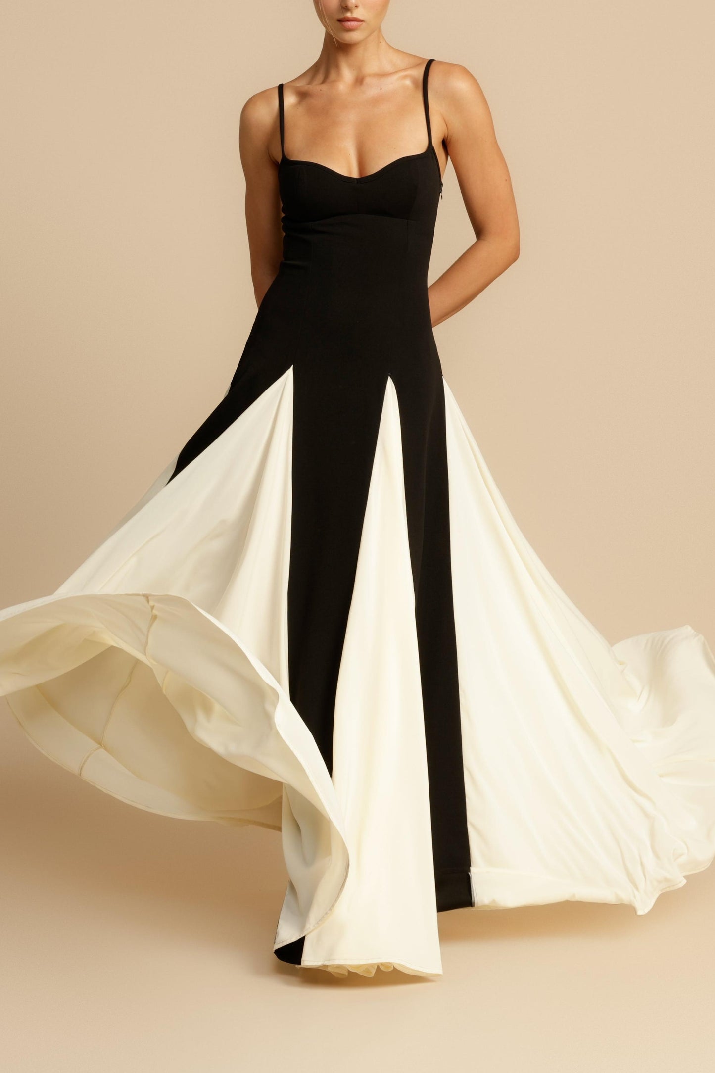 Vestido midi sin mangas con escote corazón y colores en contraste 
