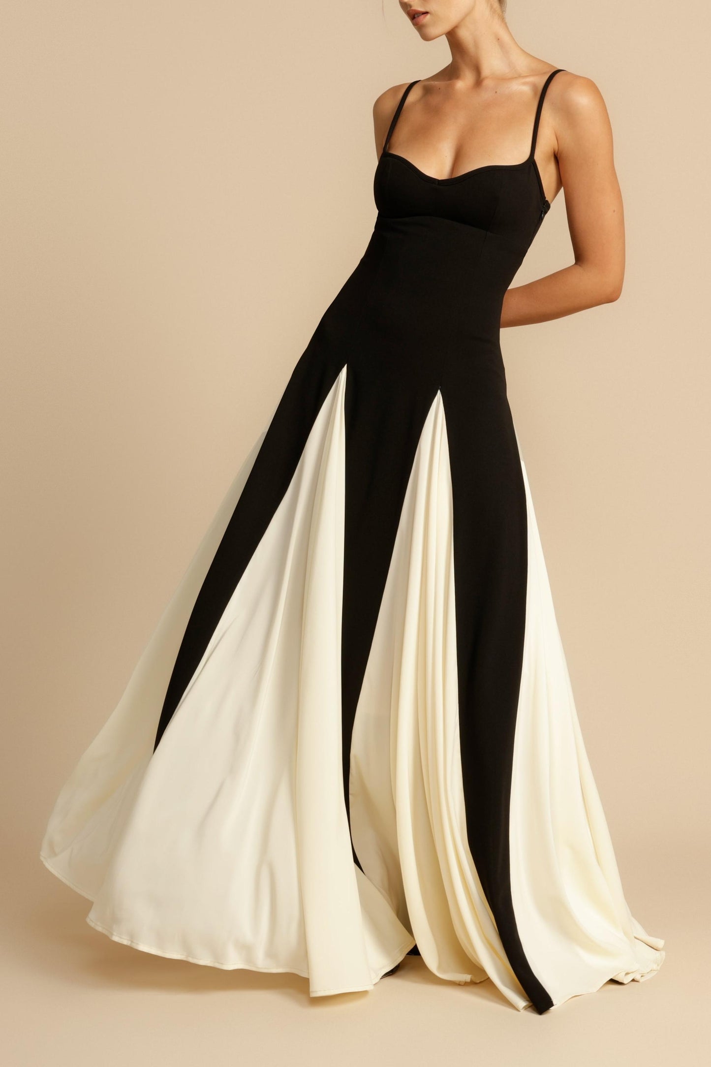 Vestido midi sin mangas con escote corazón y colores en contraste 