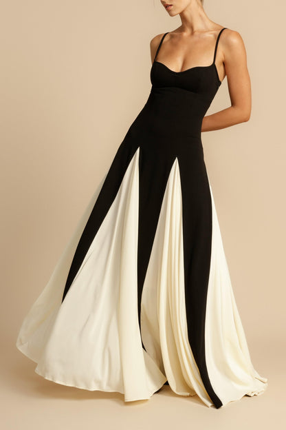 Vestido midi sin mangas con escote corazón y colores en contraste 
