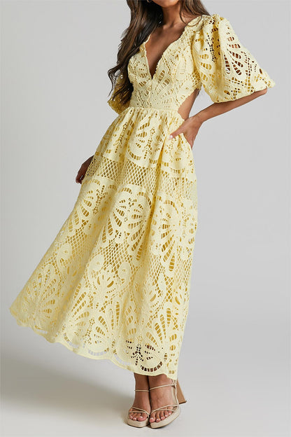 Vestido midi de encaje con escote en V y aberturas en amarillo 