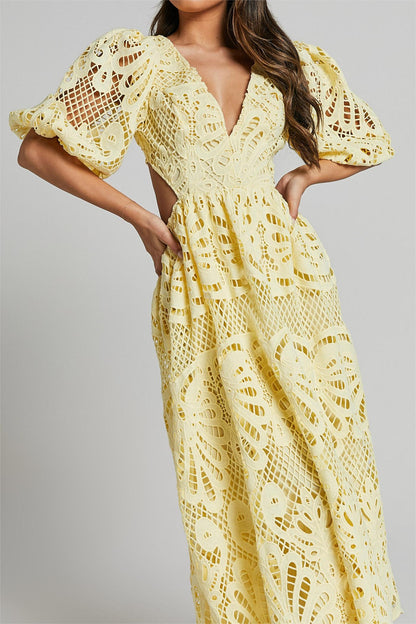 Vestido midi de encaje con escote en V y aberturas en amarillo 